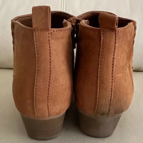 🆓Old Navy Suede Ankle Boots🆓 - Picture 4 of 8